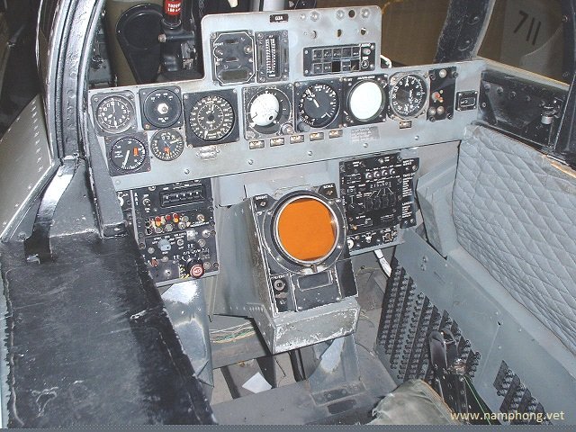 f4phantomsradarinterceptofficersseat.jpg